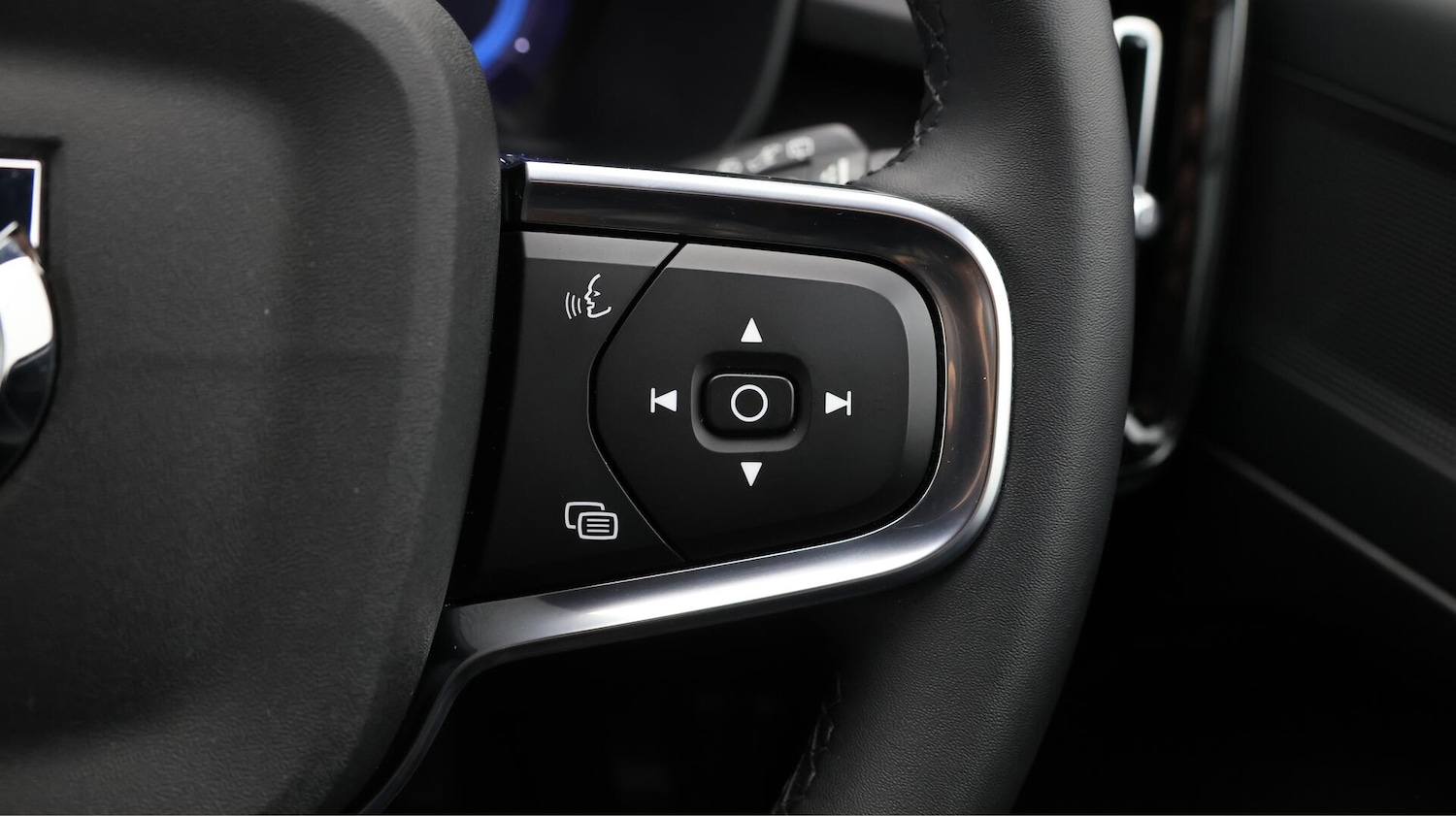 Used Volvo XC40 2023 for sale - 76457963: Photo 25