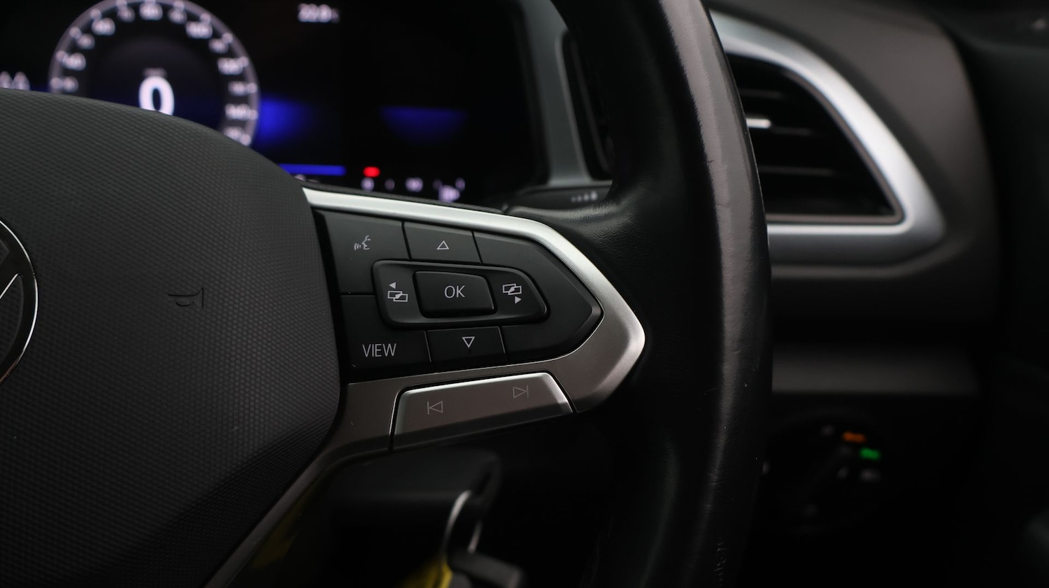 Used Volkswagen T-Roc for sale - 77482610: Photo 24