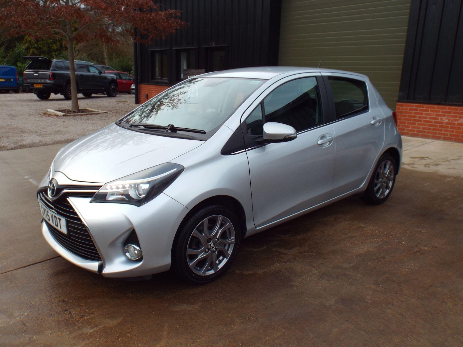 Used Toyota Yaris 2015 for sale - 76926149: Photo 2