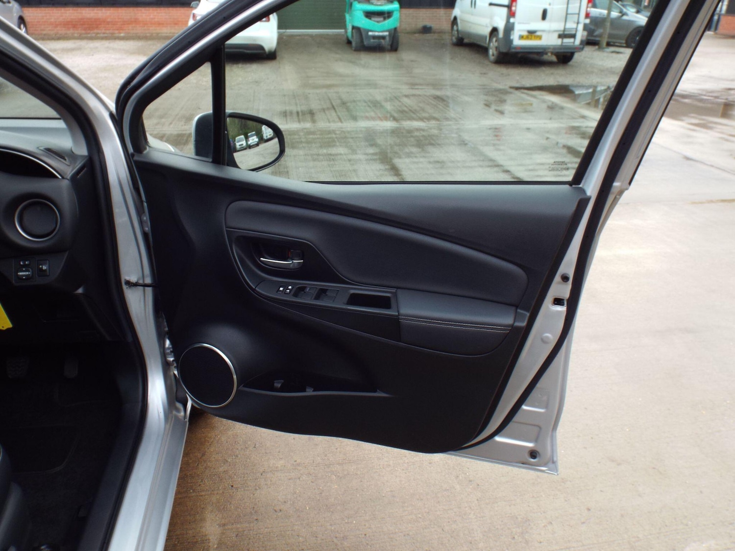 Used Toyota Yaris 2015 for sale - 76926149: Photo 21