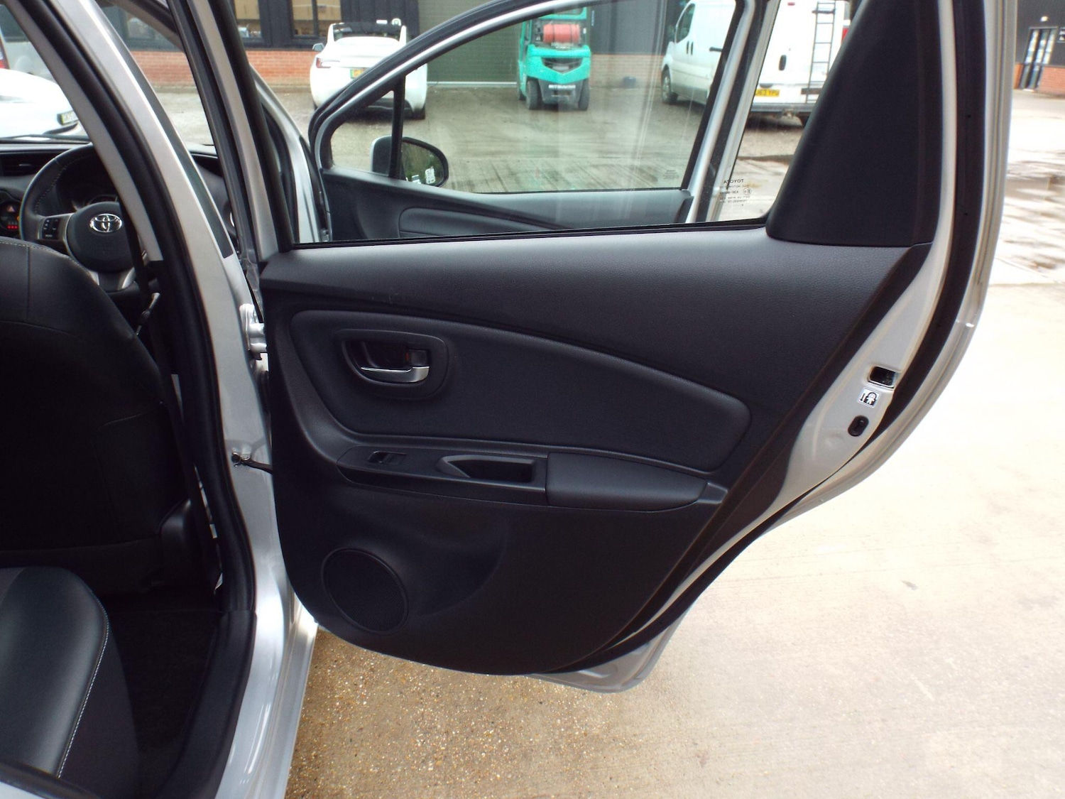 Used Toyota Yaris 2015 for sale - 76926149: Photo 23