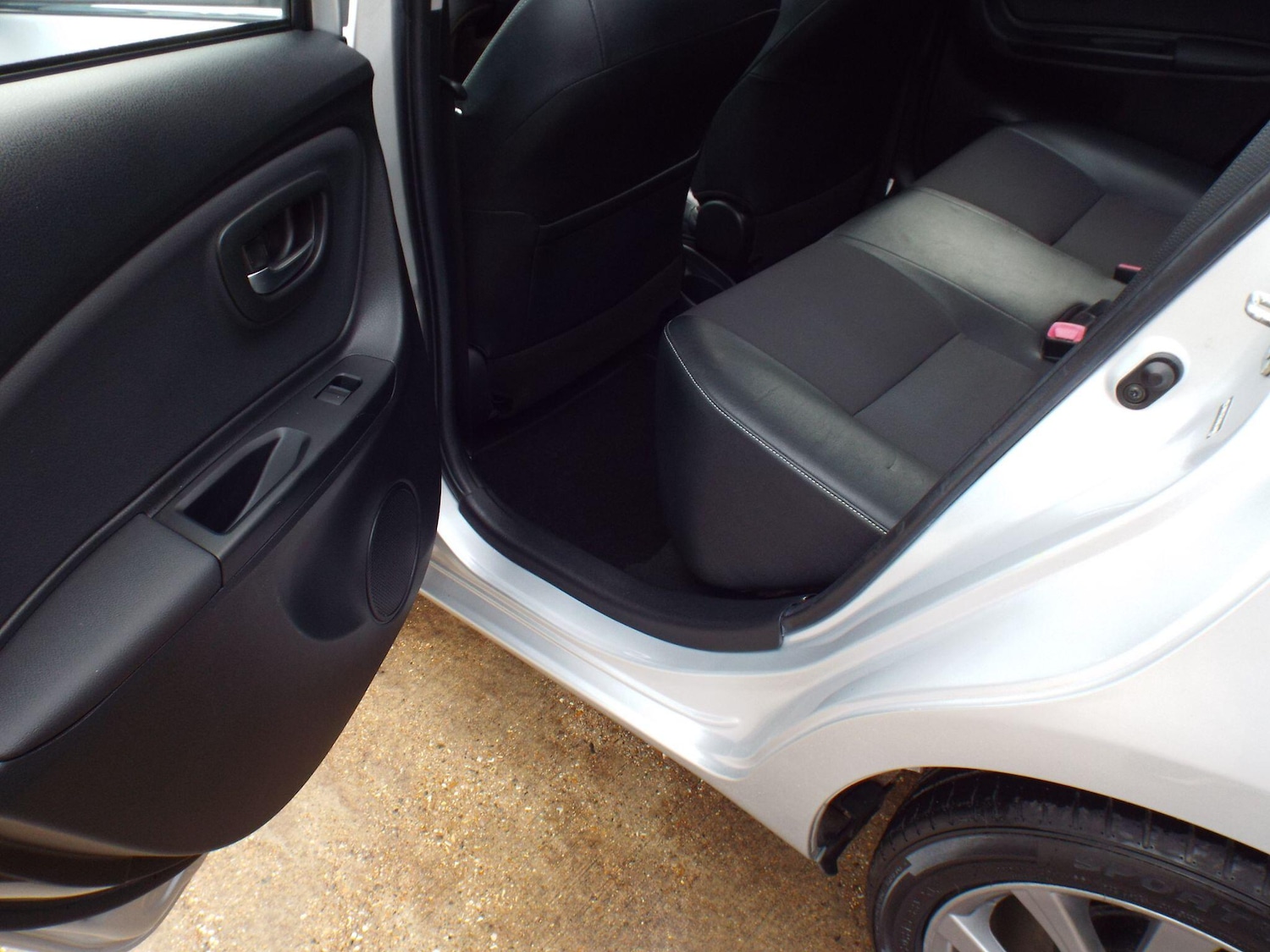 Used Toyota Yaris 2015 for sale - 76926149: Photo 28