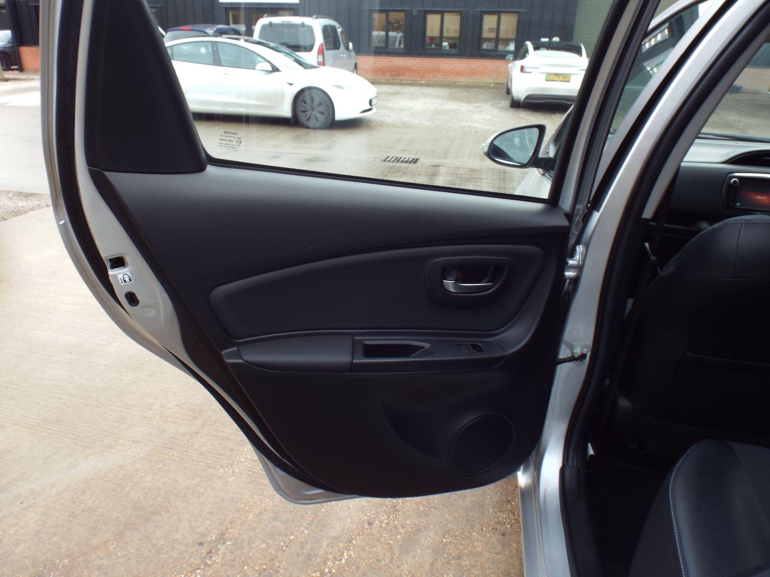 Used Toyota Yaris 2015 for sale - 76926149: Photo 29