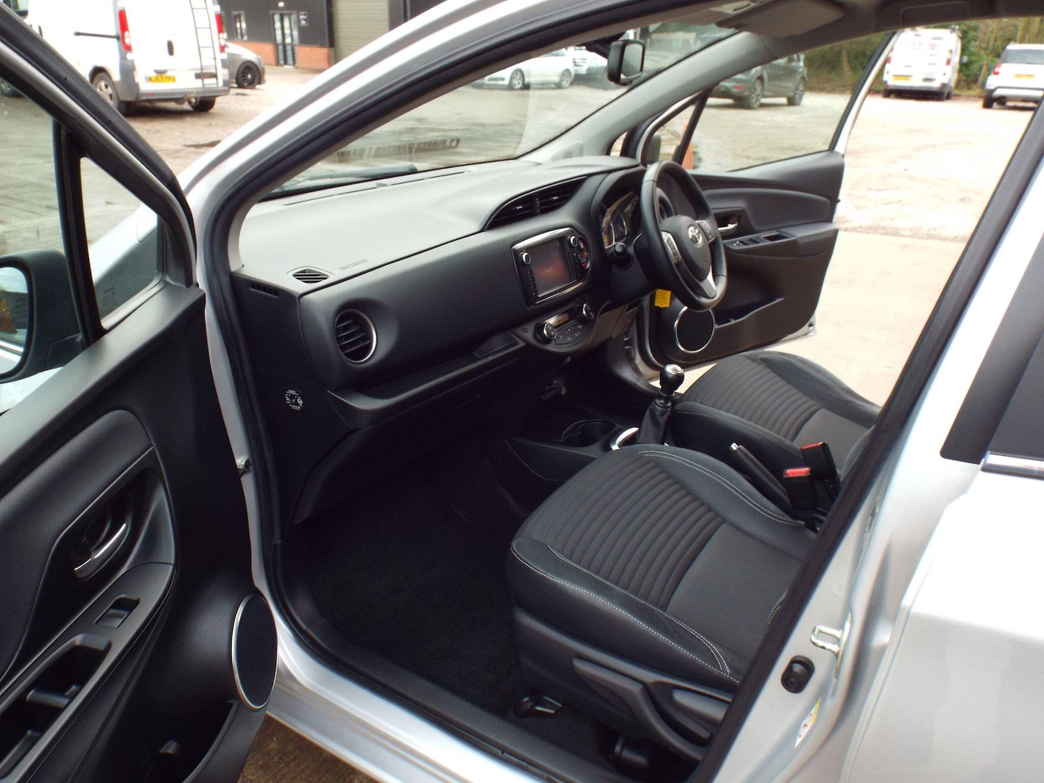 Used Toyota Yaris 2015 for sale - 76926149: Photo 30