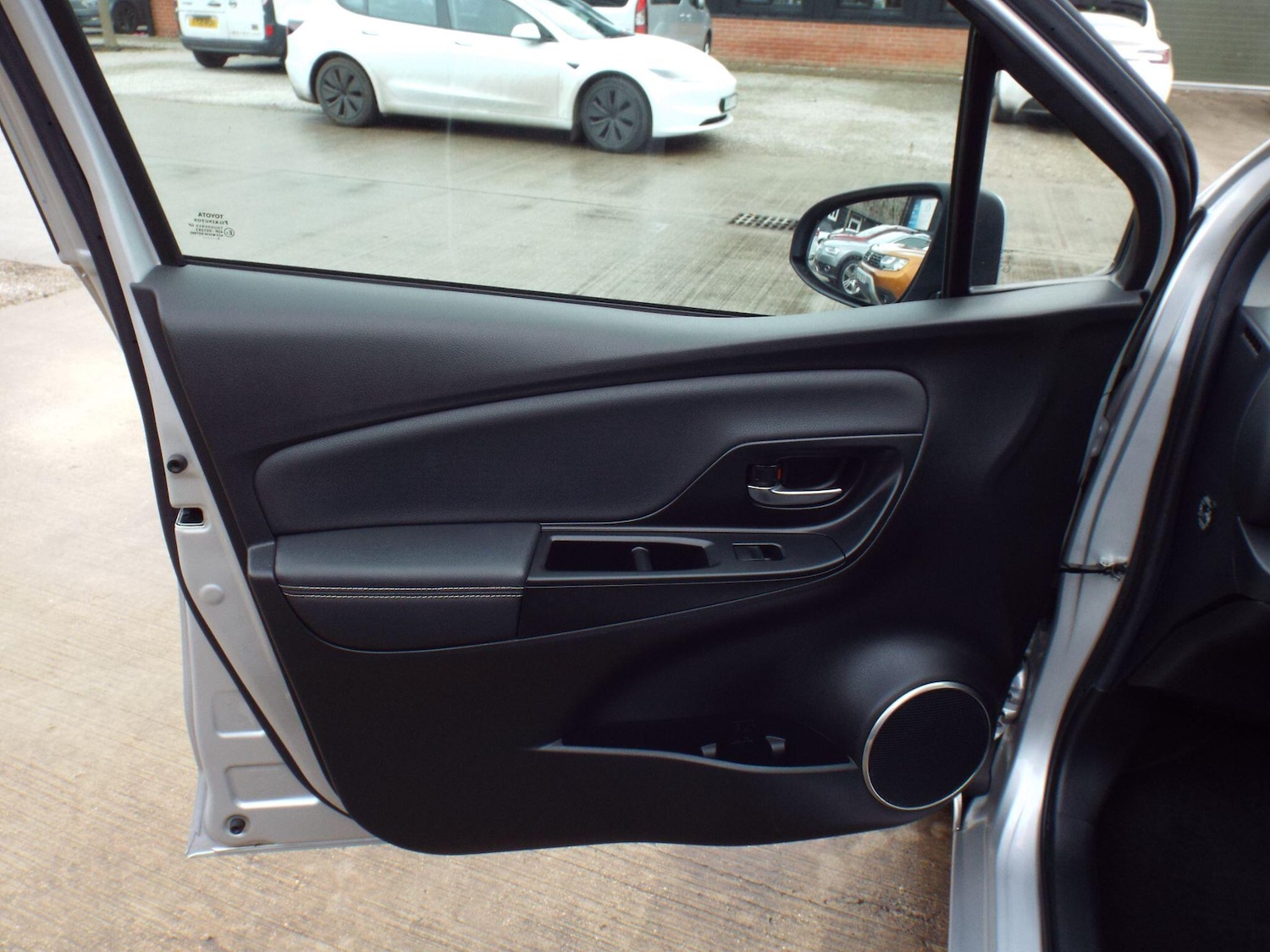 Used Toyota Yaris 2015 for sale - 76926149: Photo 32