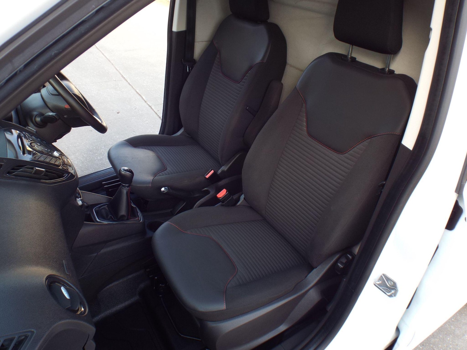 Used Ford Transit Courier 2017 for sale - 77738543: Photo 31