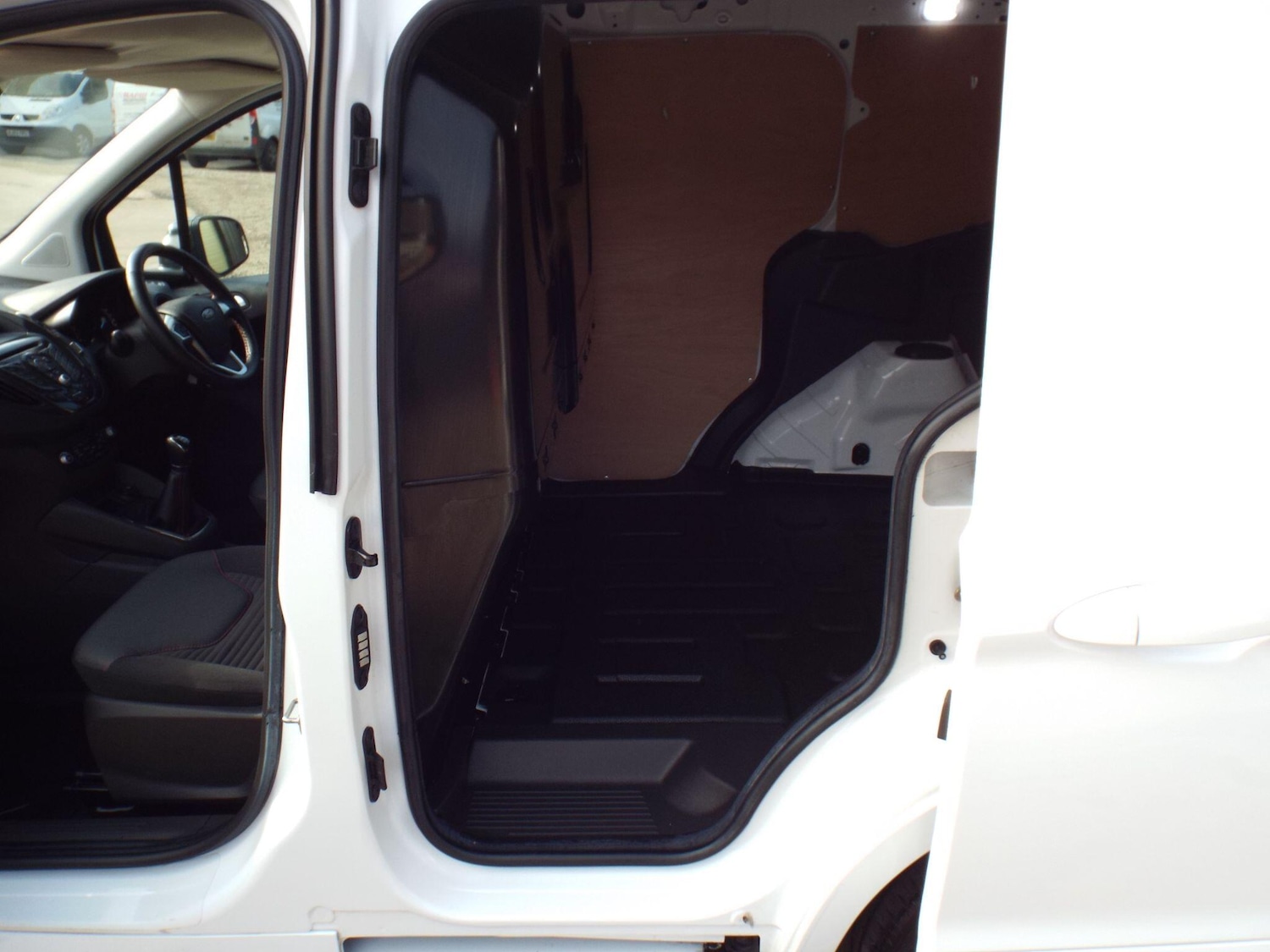 Used Ford Transit Courier 2017 for sale - 77738543: Photo 39