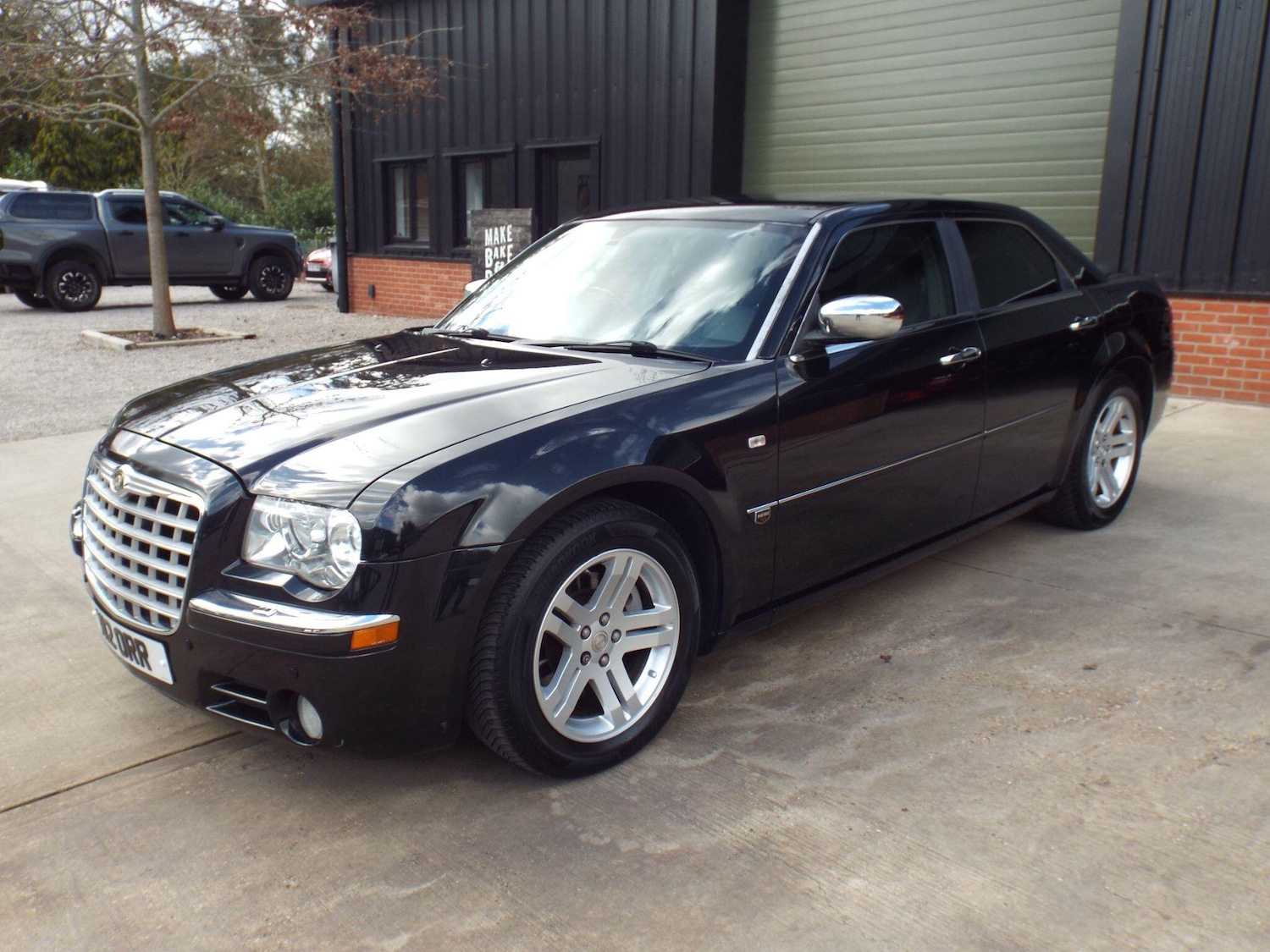 Used Chrysler 300C 2005 for sale - 77839839: Photo 2