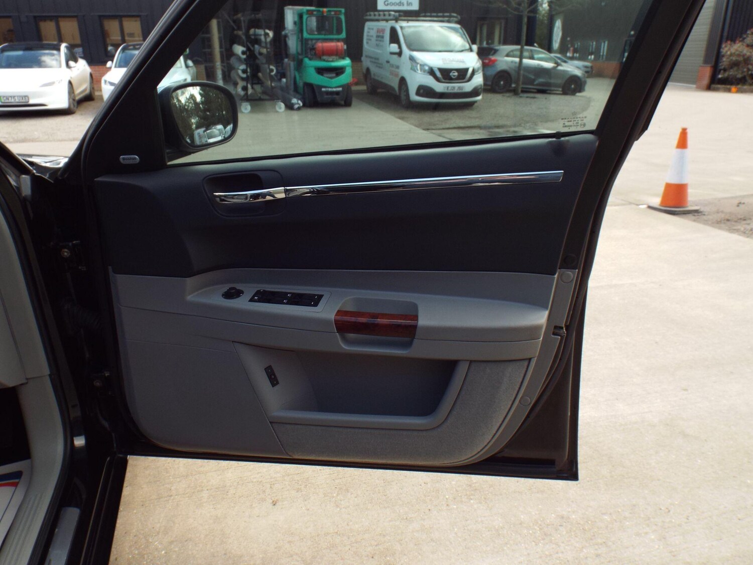 Used Chrysler 300C 2005 for sale - 77839839: Photo 21