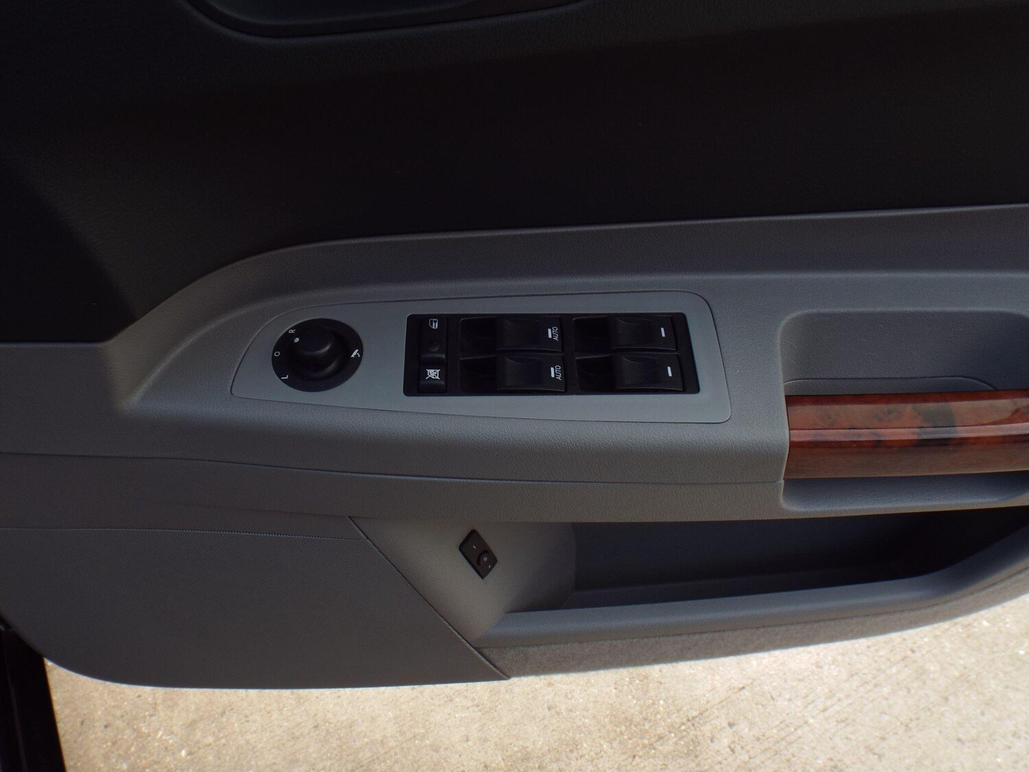 Used Chrysler 300C 2005 for sale - 77839839: Photo 22