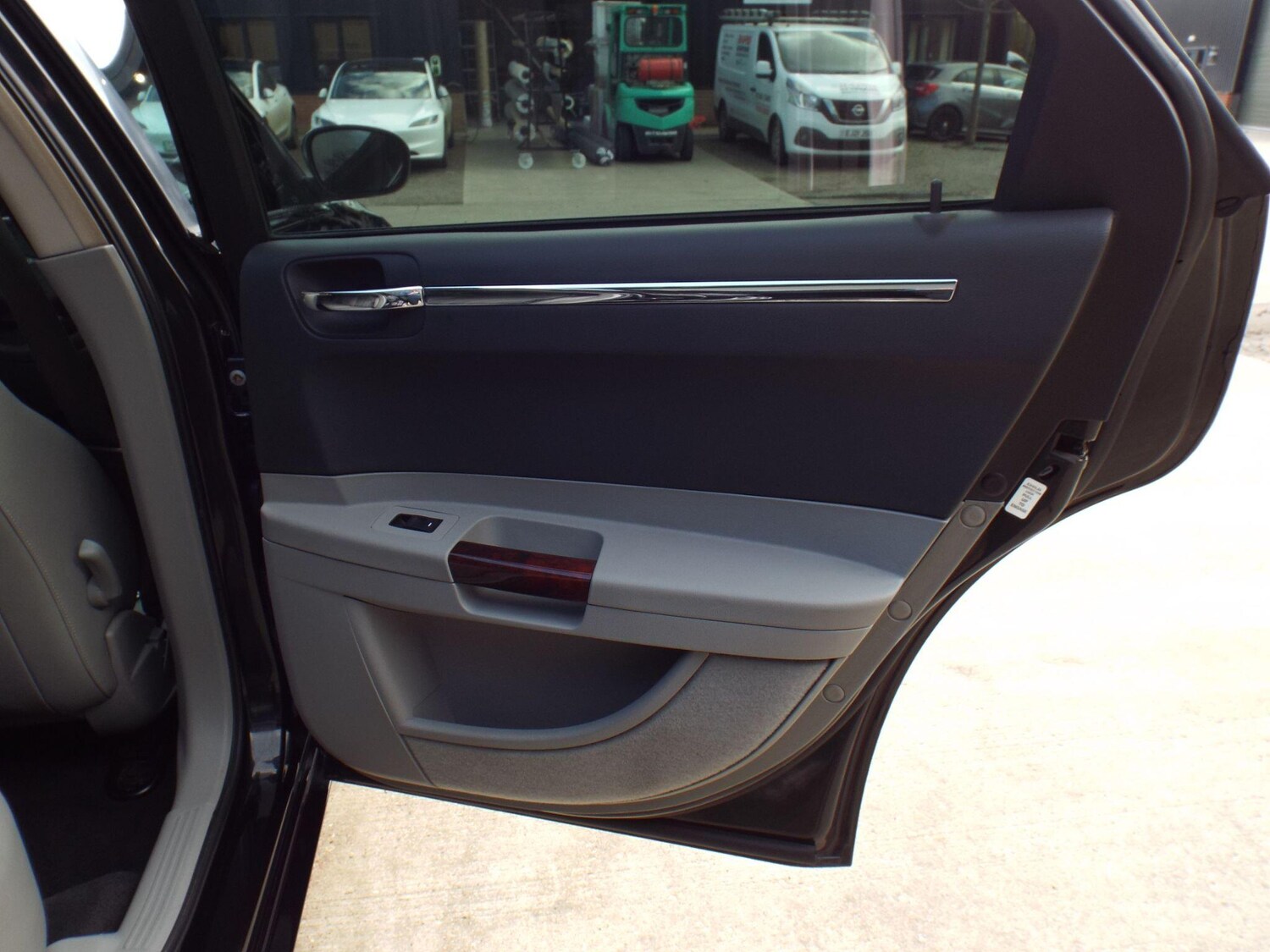 Used Chrysler 300C 2005 for sale - 77839839: Photo 24