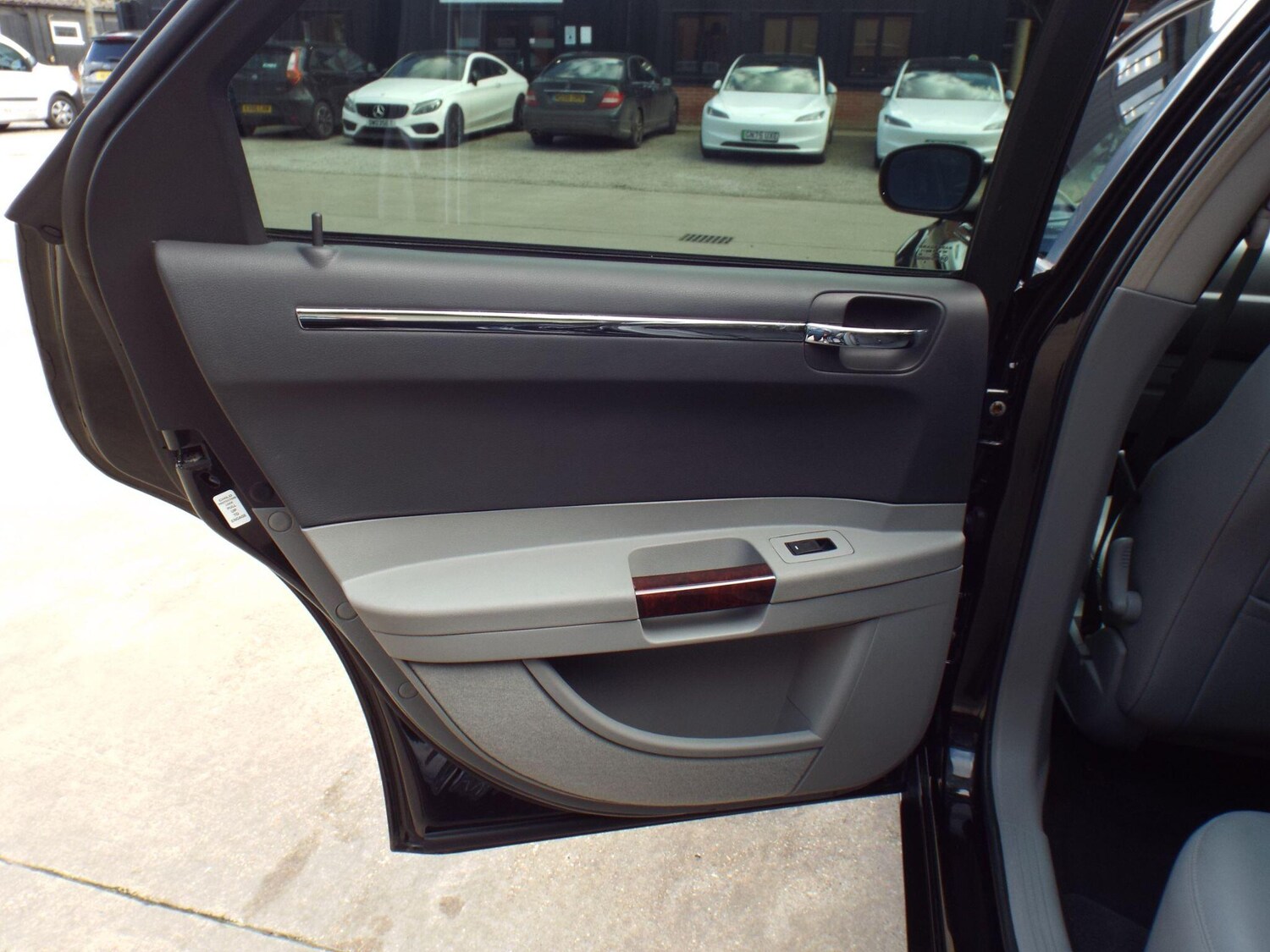 Used Chrysler 300C 2005 for sale - 77839839: Photo 28