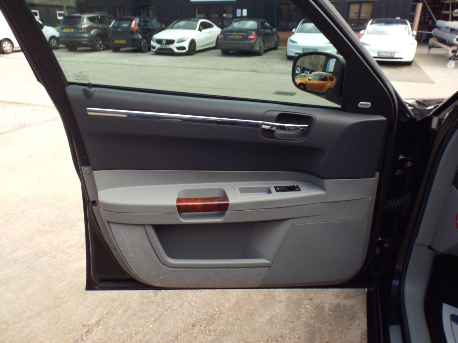 Used Chrysler 300C 2005 for sale - 77839839: Photo 31