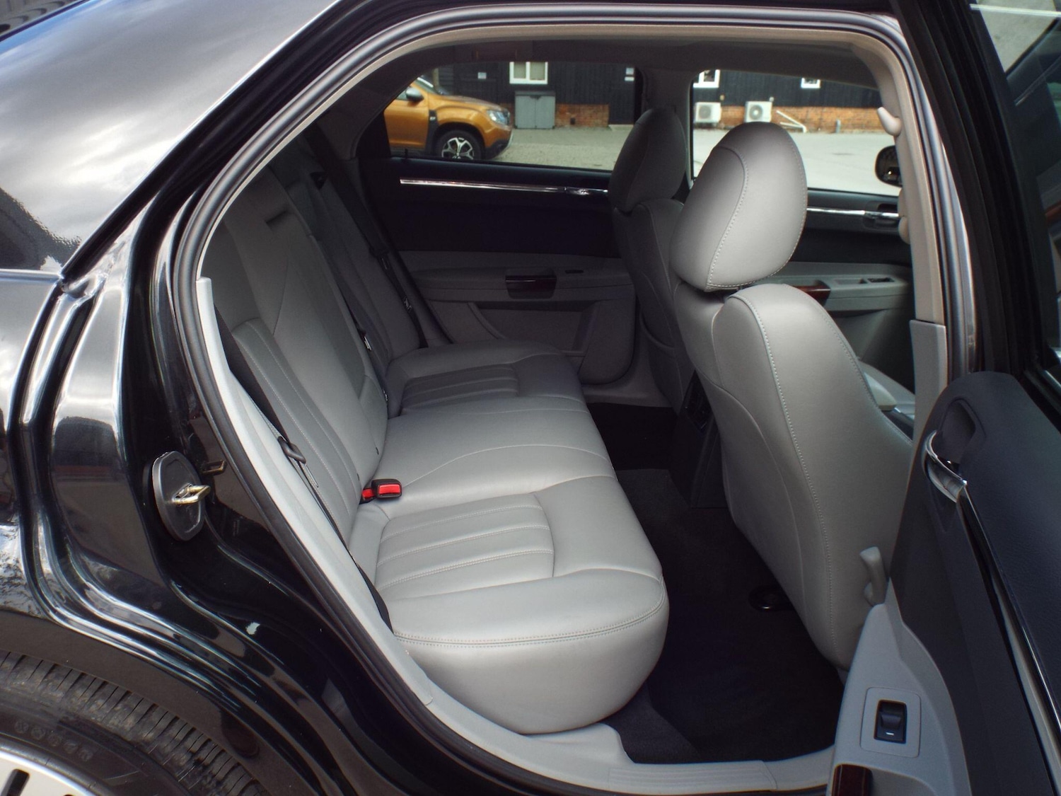 Used Chrysler 300C 2005 for sale - 77839839: Photo 9