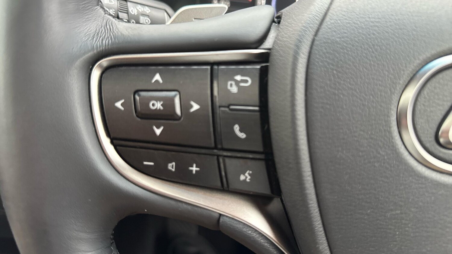 Used Lexus ES 2023 for sale - 76326869: Photo 33