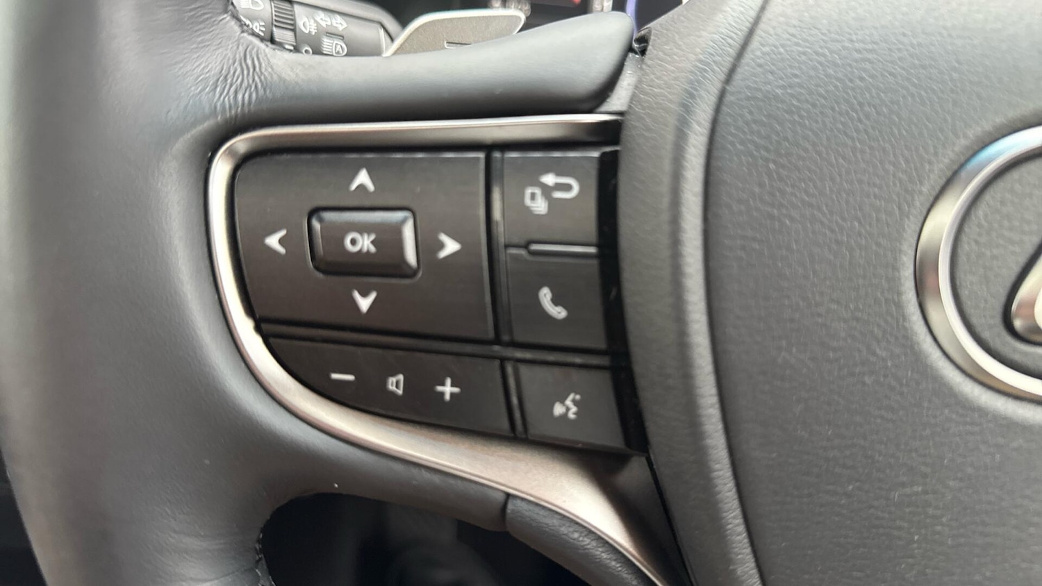 Used Lexus ES 2023 for sale - 76612739: Photo 33