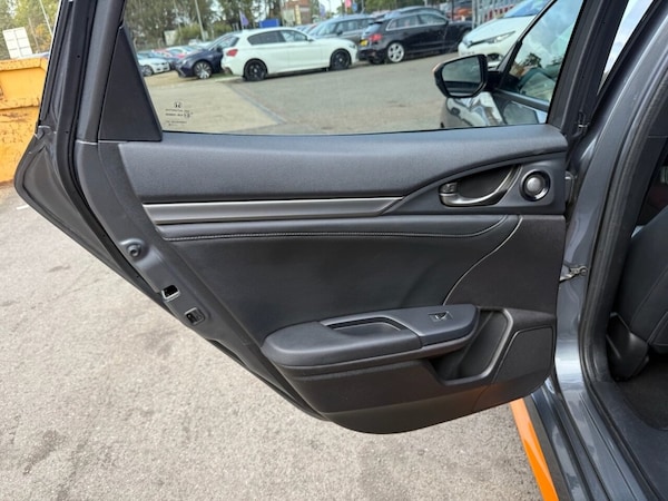 Used Honda Civic 2018 for sale - 76147634: Photo 28
