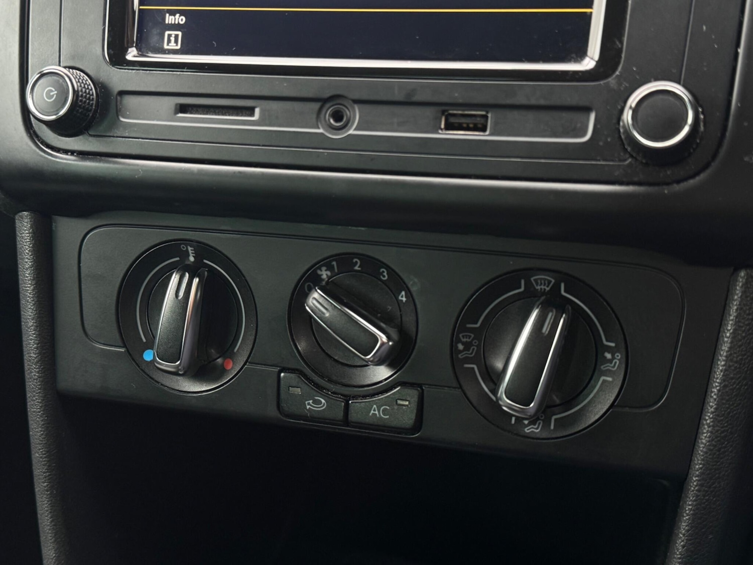 Used Volkswagen Polo 2011 for sale - 77396643: Photo 44