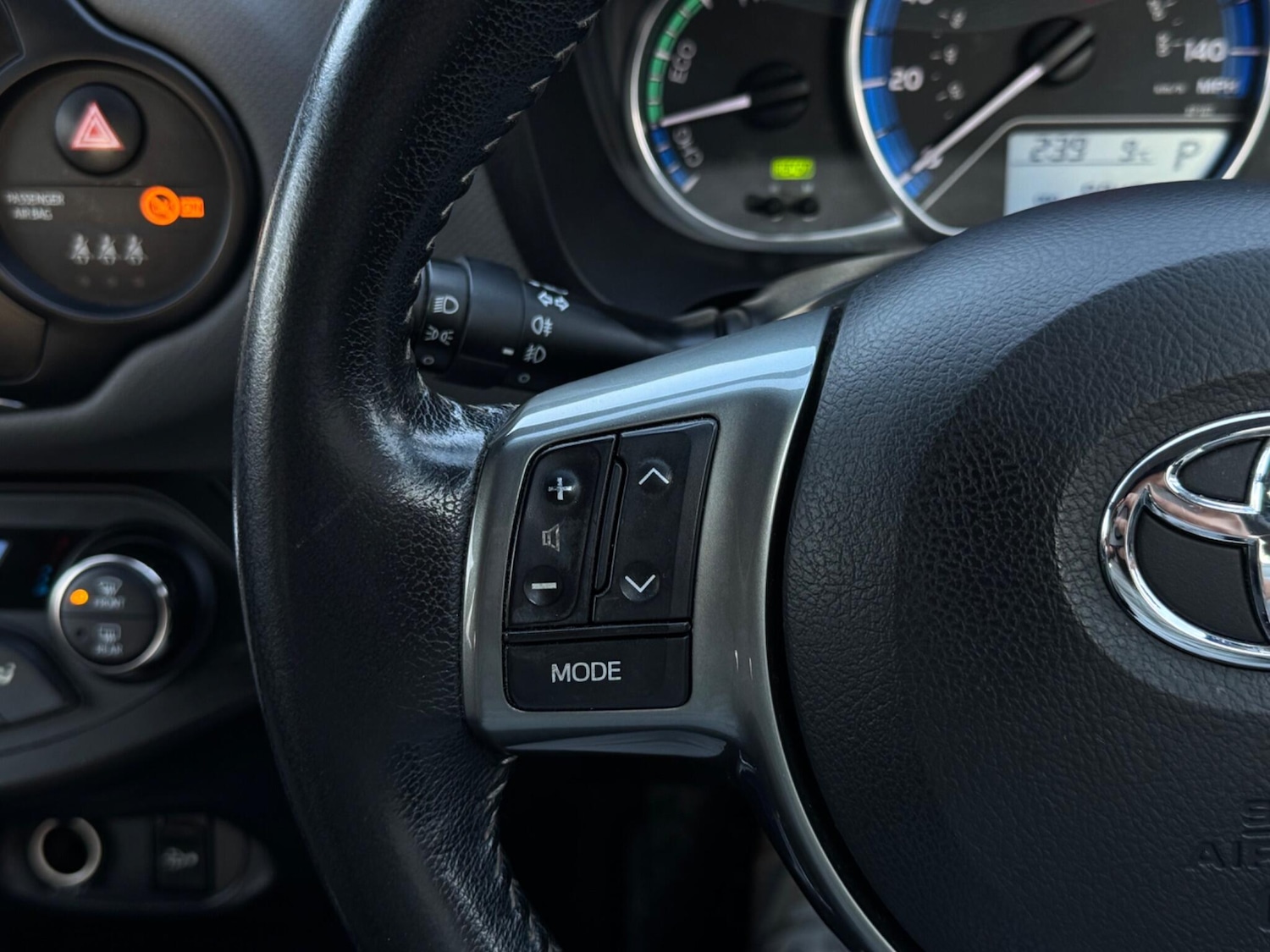 Used Toyota Yaris 2014 for sale - 77021187: Photo 37