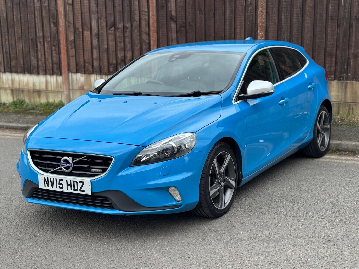 Used Volvo V40 2015 for sale - 77839508: Photo 2