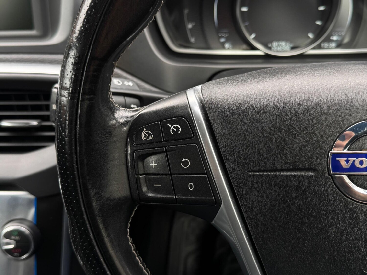 Used Volvo V40 2015 for sale - 77839508: Photo 37