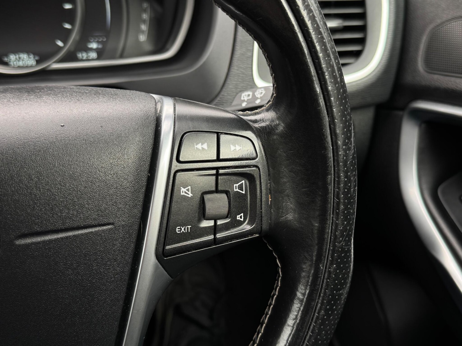 Used Volvo V40 2015 for sale - 77839508: Photo 38