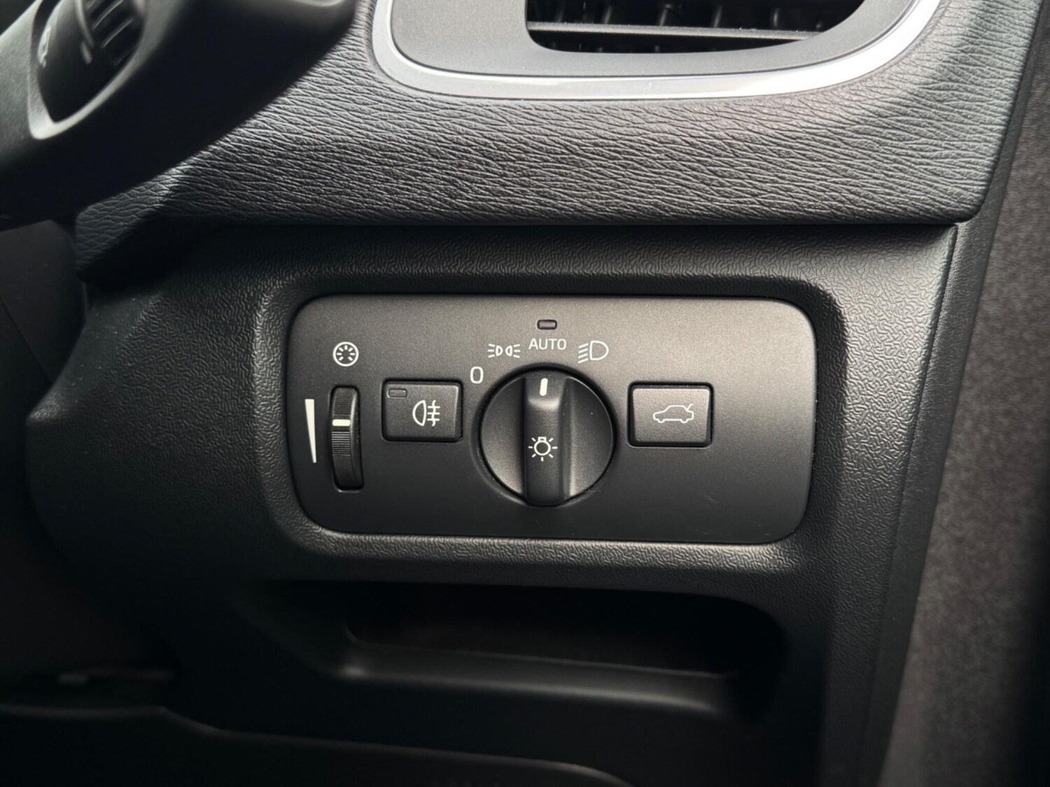 Used Volvo V40 2015 for sale - 77839508: Photo 54