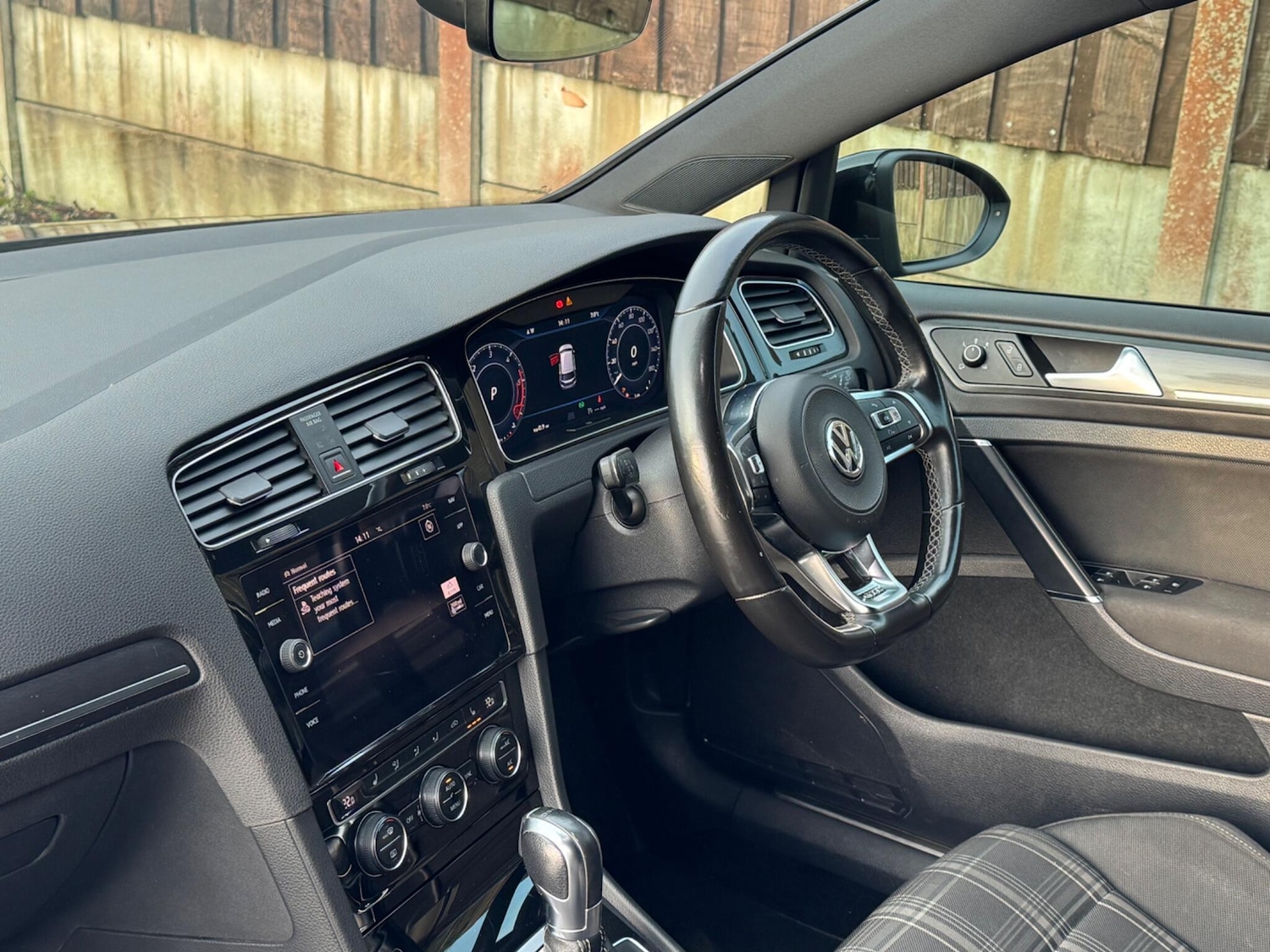 Used Volkswagen Golf 2017 for sale - 76936477: Photo 32