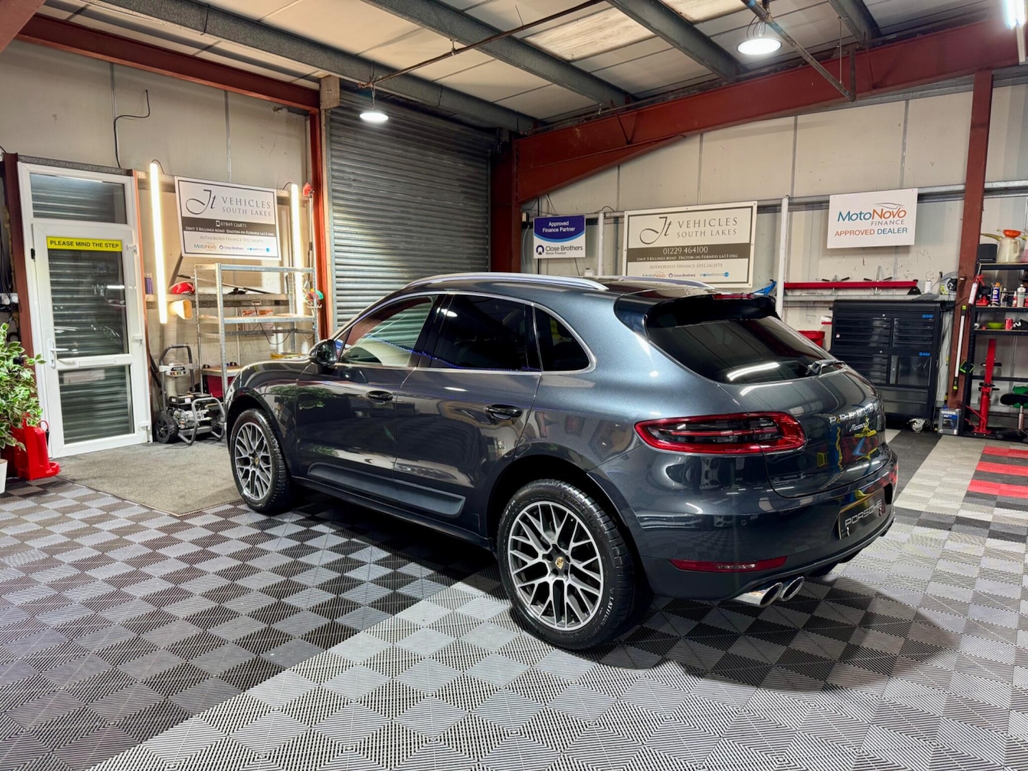 Used Porsche Macan 2017 for sale - 78086853: Photo 2