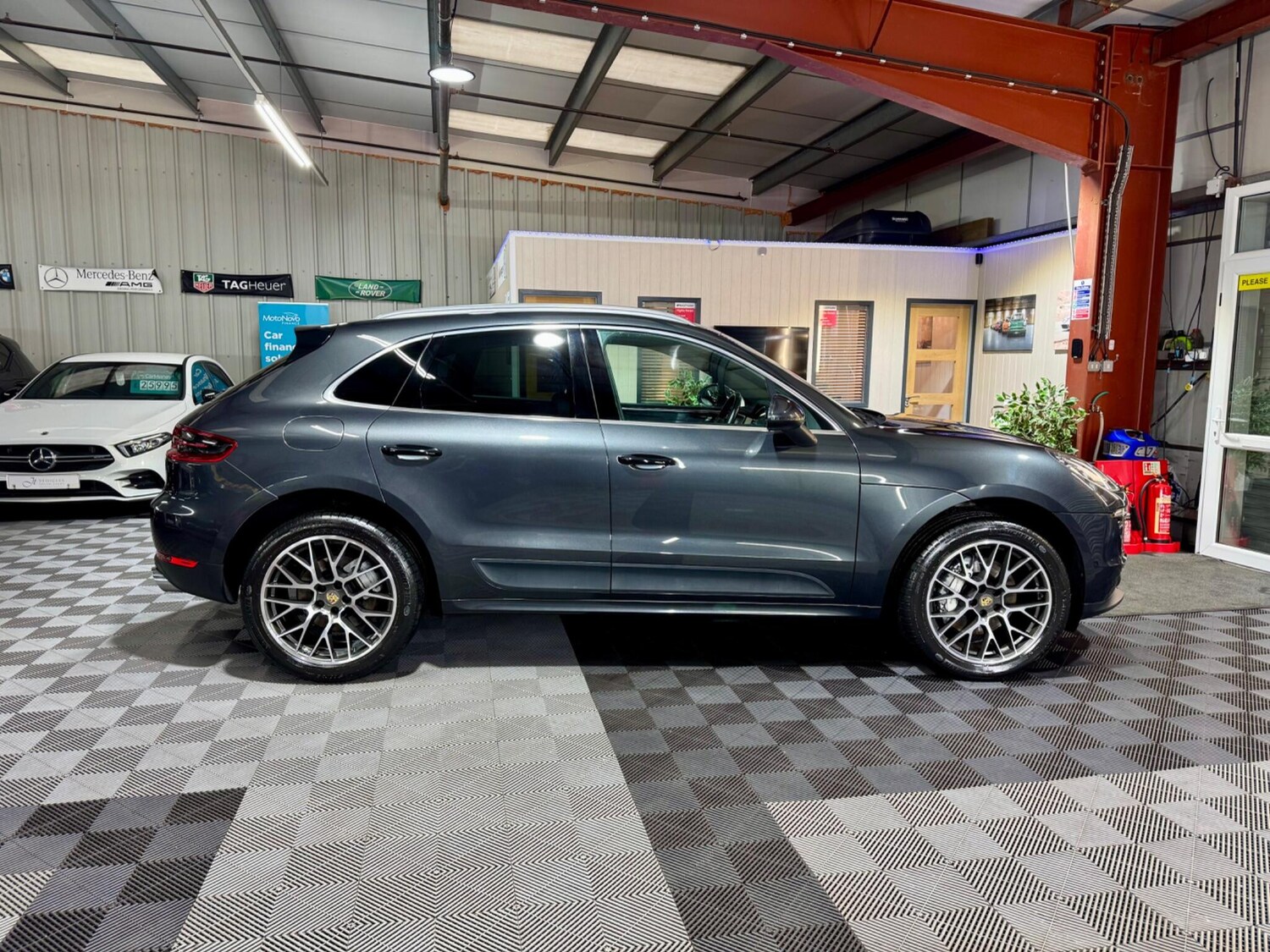 Used Porsche Macan 2017 for sale - 78086853: Photo 32