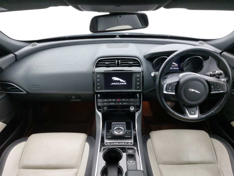 Used Jaguar XE 2016 for sale - 77988118: Photo 2