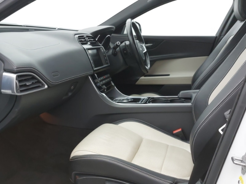 Used Jaguar XE 2016 for sale - 78041404: Photo 5