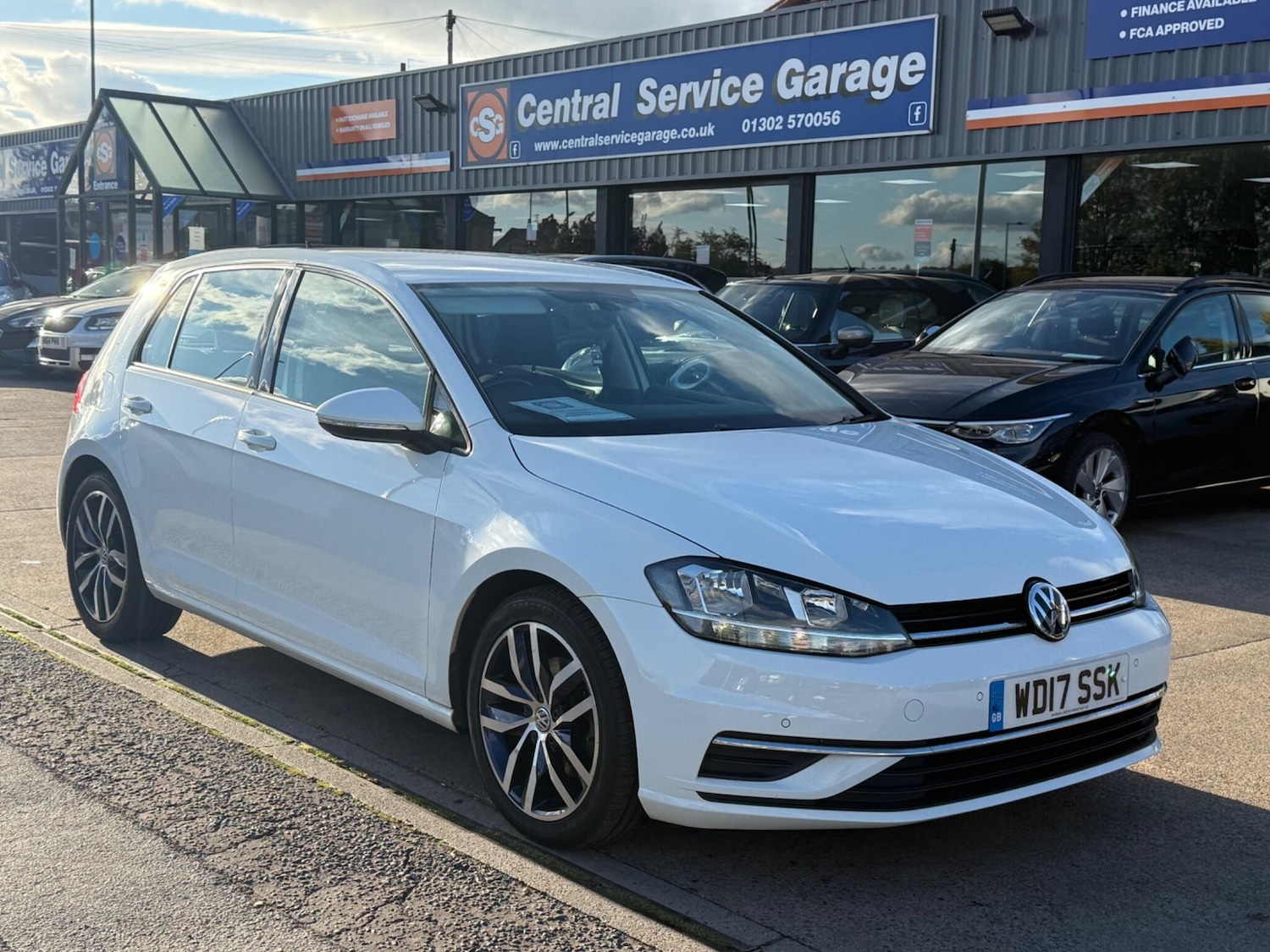 Used Volkswagen Golf 2017 for sale - 76398607: Photo 1