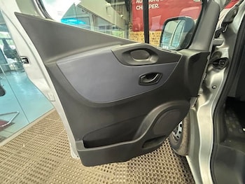 Used Vauxhall Vivaro 2017 for sale - 75887463: Photo