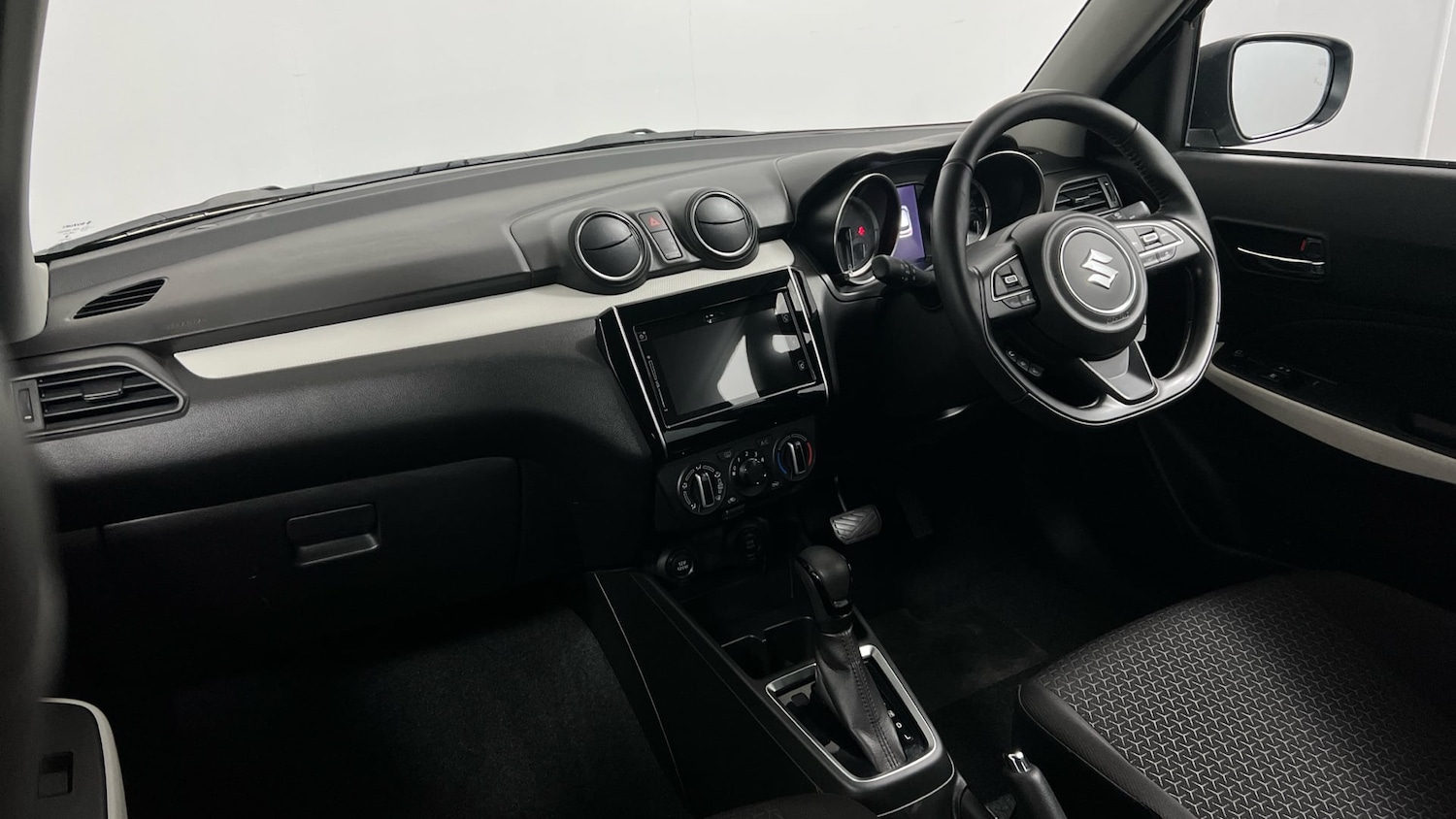 Used Suzuki Swift 2023 for sale - 78169263: Photo 2