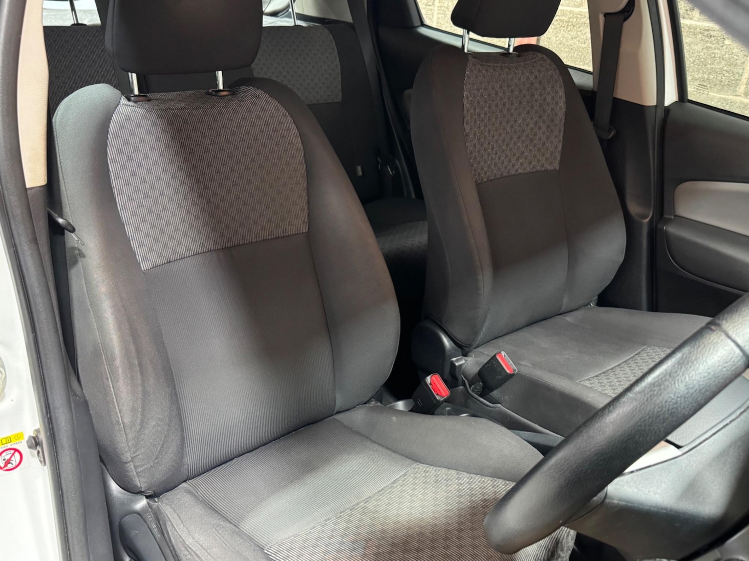 Used Toyota Yaris 2015 for sale - 76952438: Photo 25