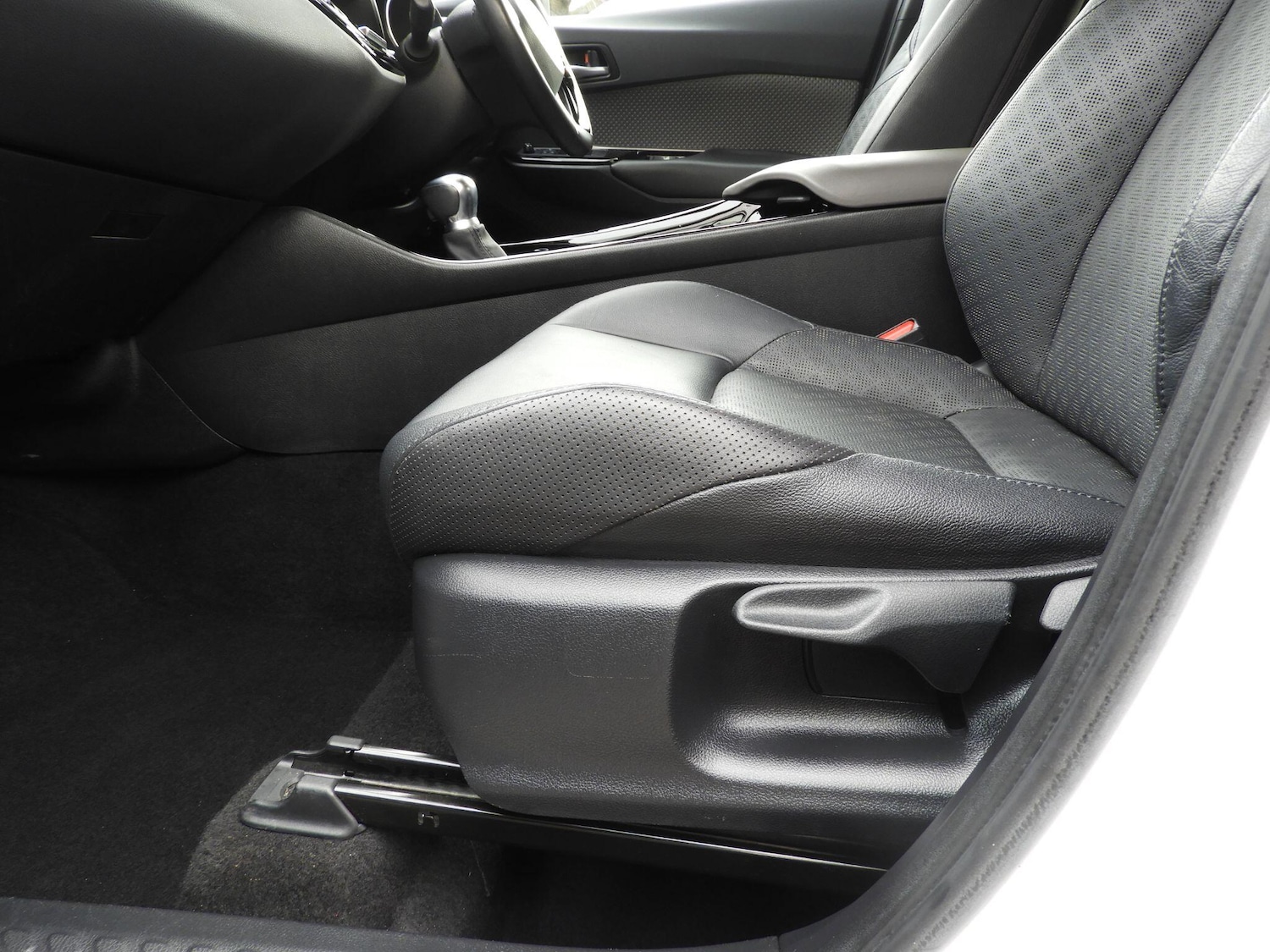 Used Toyota C-HR for sale - 77598585: Photo 24