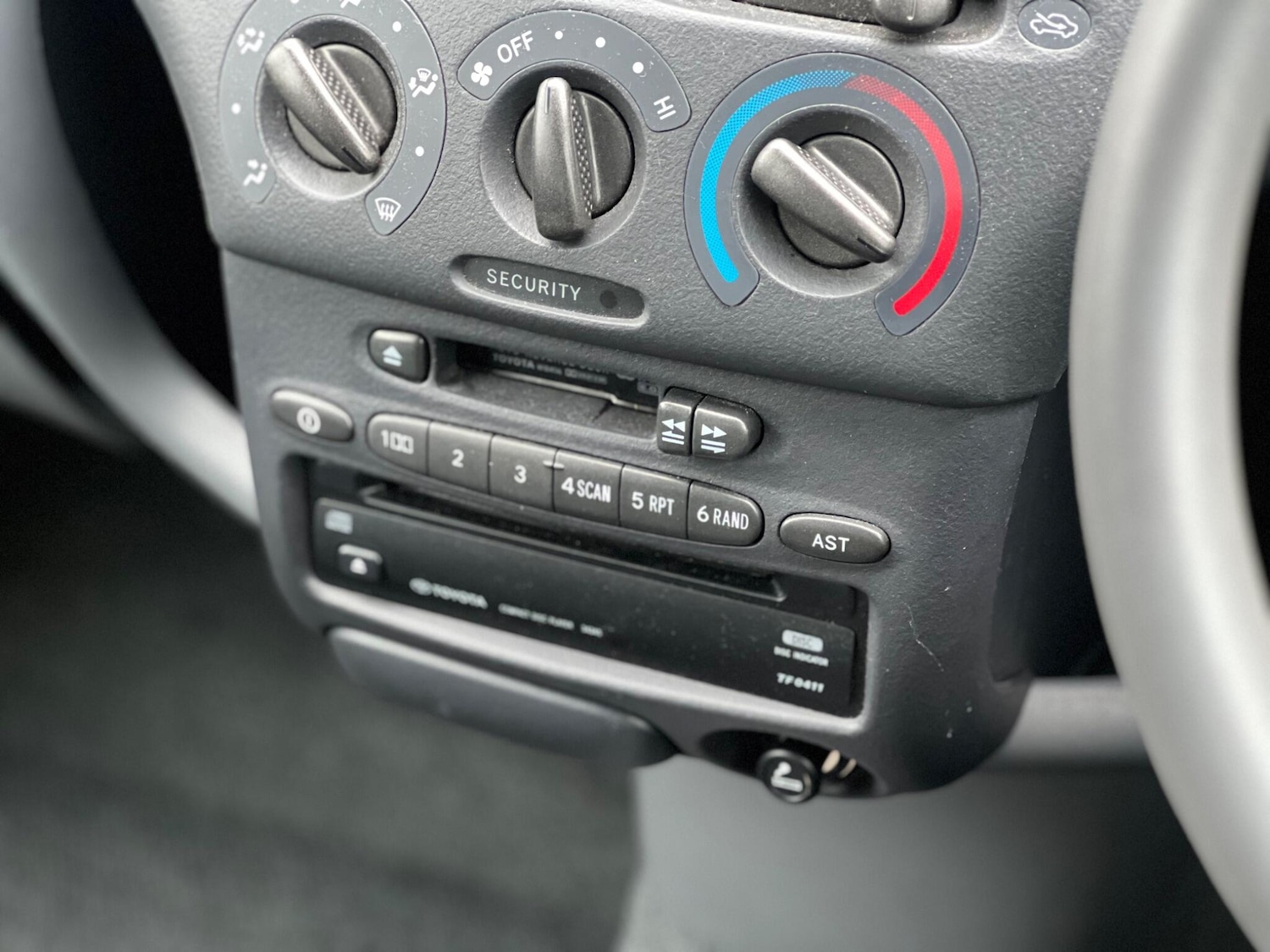 Used Toyota Yaris 2002 for sale - 77215018: Photo 24