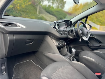 Used Peugeot 208 2015 for sale - 76179759: Photo