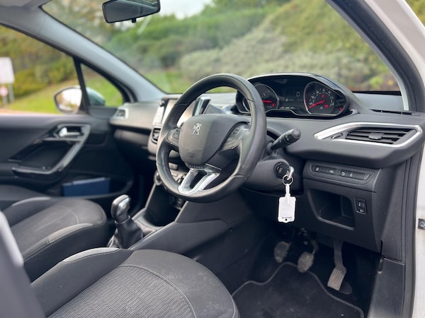 Used Peugeot 208 2015 for sale - 76179759: Photo 6