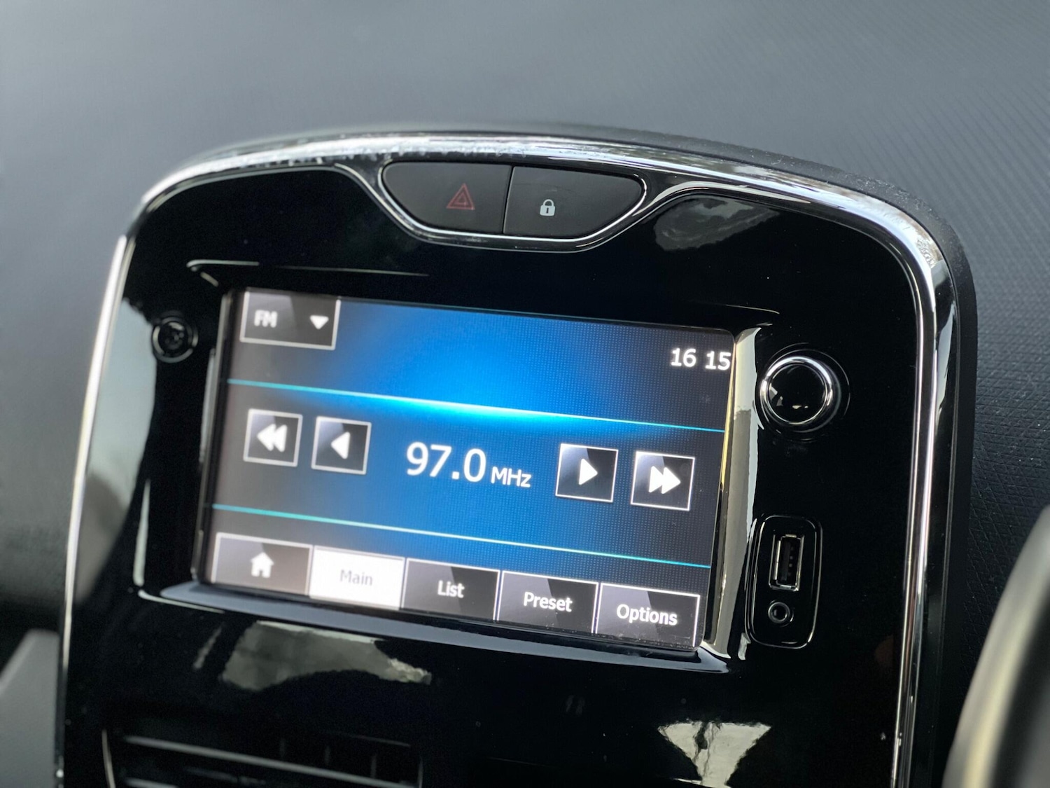 Used Renault Clio 2014 for sale - 76620032: Photo 29