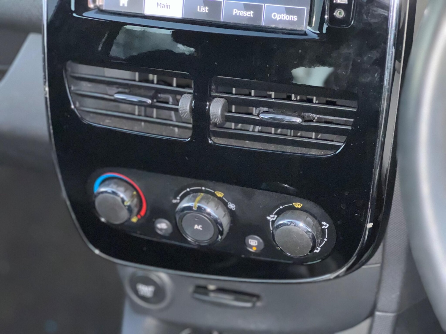 Used Renault Clio 2014 for sale - 76620032: Photo 30