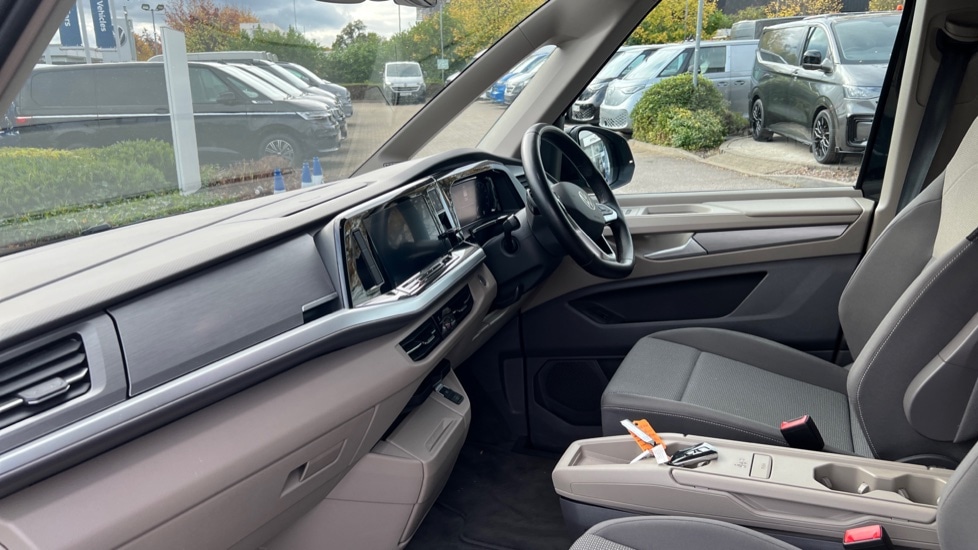 Used Volkswagen Multivan 2024 for sale - 76311998: Photo 2