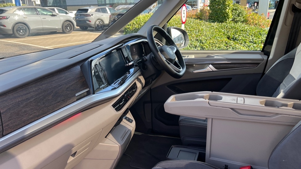 Used Volkswagen Multivan 2025 for sale - 76869752: Photo 2
