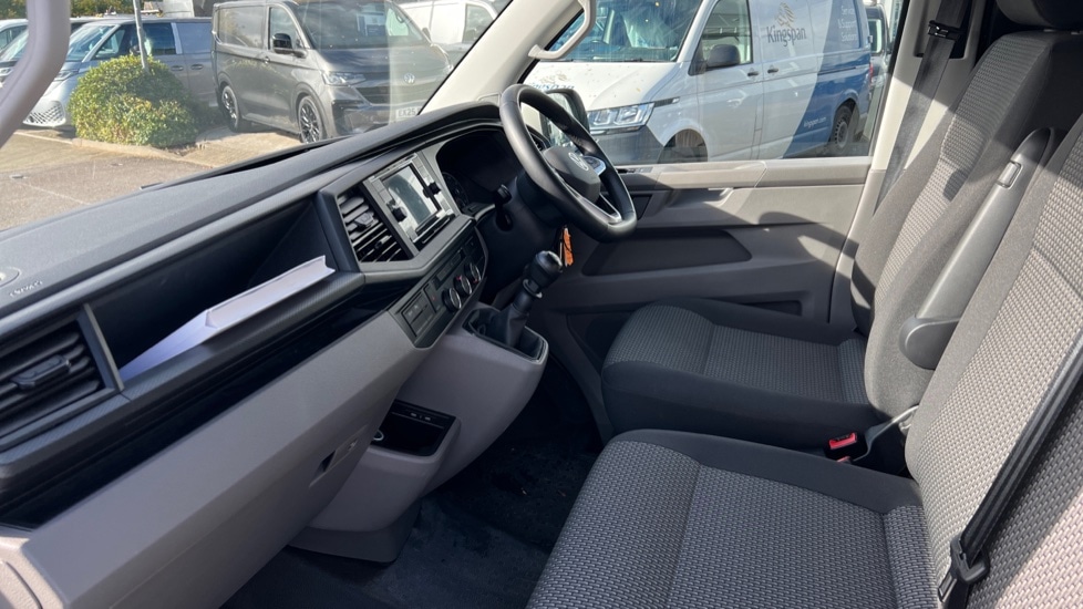 Used Volkswagen Transporter 2024 for sale - 76302270: Photo 2