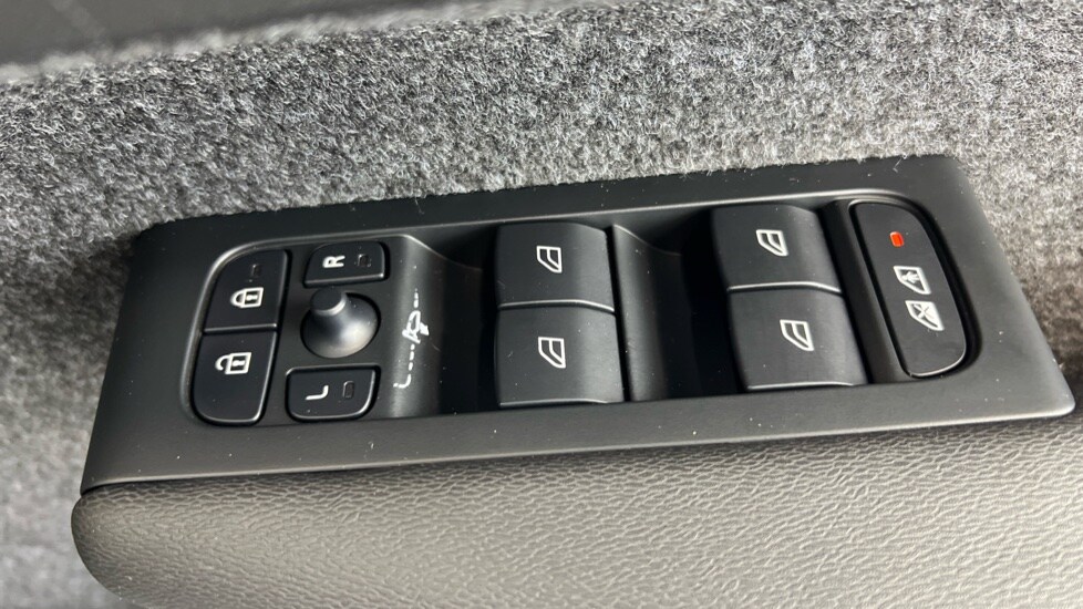 Used Volvo XC40 2025 for sale - 76074430: Photo 24