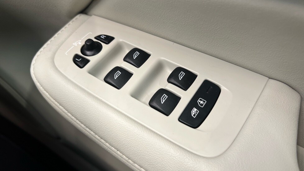 Used Volvo V60 2025 for sale - 78137000: Photo 24