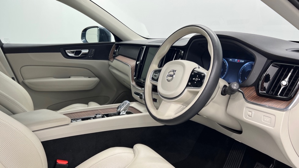 Used Volvo XC60 2019 for sale - 77927355: Photo 5