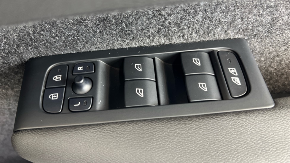 Used Volvo XC40 2023 for sale - 76379561: Photo 24