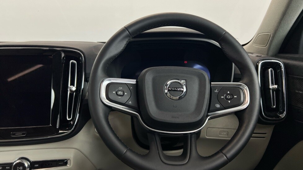 Used Volvo XC40 2025 for sale - 77673840: Photo 10